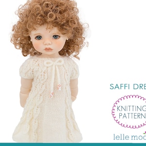 Peut inclure: Une robe blanche en tricot avec un nœud au col et un motif en tricot torsadé. La robe est pour une poupée et s'appelle "Saffi Dress" sur l'image. L'image comprend également le texte "Knitting Pattern" et "Lelle Moda".