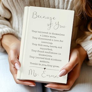 Puede incluir: Un cuaderno color crema con las palabras "Because of You" y un mensaje de gratitud. El cuaderno está abierto, revelando texto impreso y una firma, lo que lo convierte en un regalo reflexivo.