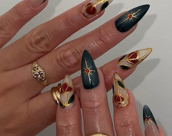 Uñas postizas de lujo con efecto vitral, elegantes uñas postizas doradas y esmeraldas, uñas postizas de vitral, uñas postizas con efecto vitral, uñas de rosas