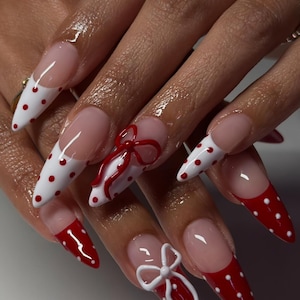 Uñas postizas románticas con lazo rojo, uñas francesas con lunares para San Valentín, uñas románticas coquetas para San Valentín, uñas de graduación