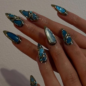 Uñas postizas con gemas azules y marco dorado, hechas a mano, con cristales, reutilizables para bodas.