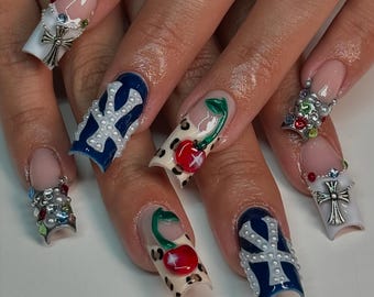 Y2K Press On Nails, Press Ons mit Perlenkreuz, Leopard Art, handgefertigte Press On Nails mit NYC Graffiti, NYC Cherry Cross Nagelanhänger