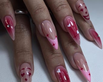 Uñas postizas con degradado rosa y rojo, juego de uñas con forma de corazón romántico, uñas de San Valentín, diseño de estrella con corazón, uñas de payaso