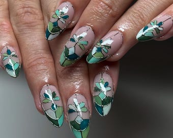 Uñas postizas con vitral, uñas postizas de inspiración natural, uñas con inspiración de jardín, uñas transparentes con flores, uñas con flores verdes, uñas postizas