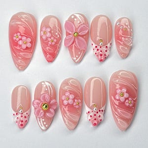 Rosa Blumen Press-On-Nägel, Sommer 3D Blumen Mandel Nägel, handgemachte niedliche Girly Nagel-Set für Urlaub & Alltag, Rosa Press-Ons, Rosa Nägel