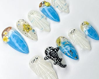 Uñas postizas con temática oceánica, diseño de uñas azul marino hecho a mano, set de uñas inspirado en el océano con ballenas, tortugas, conchas marinas y uñas de tiburón ballena en 3D.