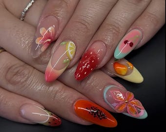 Unghie finte a tema frutta tropicale, set per unghie a tema vacanze estive tropicali, nail art 3D fatta a mano, design unici con anguria, cocco e papaya.