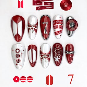 Unhas postiças para shows de K-pop, unhas falsas vermelhas e brancas inspiradas em ídolos, nail art personalizada com o número 7, unhas com laço cromado prateado 3D.