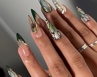 Uñas postizas con alas de mariposa, diseño de West Empress en verde esmeralda, uñas postizas inspiradas en la naturaleza, uñas de lujo hechas a mano, uñas de mariposa
