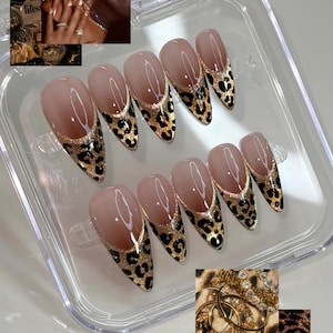 Puede incluir: Un juego de diez u&ntilde;as postizas en forma de almendra con base nude, punta francesa de purpurina dorada y estampado de leopardo negro. Las u&ntilde;as est&aacute;n dispuestas en un estuche de pl&aacute;stico transparente, acompa&ntilde;adas de peque&ntilde;as im&aacute;genes insertadas.
