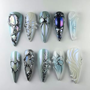 Holographisch schillernde Presse auf den Nägeln, handgefertigtes Cyberpunk-Nagelset, futuristisches, von der Galaxie inspiriertes Nagelset mit 3D-Silberchrom und blauen Nägeln