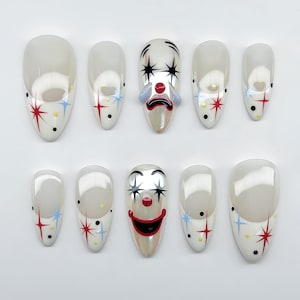 Presse de visage de clown de cirque sur les ongles, clous faits main de festival pour le cosplay, ongles d&#39;Halloween, art d&#39;ongle de visage heureux et triste, art d&#39;ongle d&#39;inspiration cirque