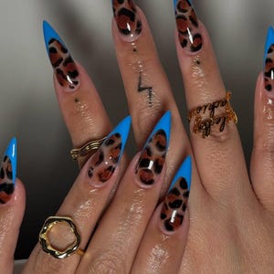 Uñas postizas con estampado de leopardo azul con punta francesa, uñas postizas con estampado de leopardo azul, uñas postizas con efecto ferocidad, set de uñas hecho a mano, uñas postizas con estampado de leopardo con punta de aguja.