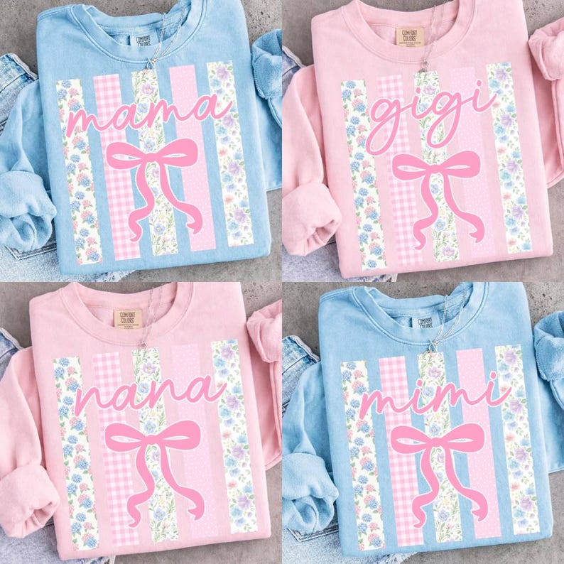 Może przedstawiać: Cztery pastelowe bluzy z napisami "mama", "gigi", "nana" i "mimi" w kursywie. Każda bluza ma r&oacute;żową kokardę i pionowe paski z kwiatowymi i kratkowanymi wzorami. Bluzy są jasnoniebieskie i r&oacute;żowe.