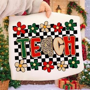 Pu&ograve; includere: Cuscino bianco con la scritta "TEACH" in un font retr&ograve; colorato. La lettera "E" presenta un motivo maculato. Il cuscino presenta un motivo a scacchi in bianco e nero e accenti floreali in rosso, verde e beige.