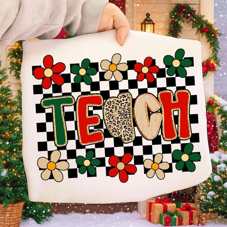Pu&ograve; includere: Cuscino bianco con la scritta "TEACH" in un font retr&ograve; colorato. La lettera "E" presenta un motivo maculato. Il cuscino presenta un motivo a scacchi in bianco e nero e accenti floreali in rosso, verde e beige.
