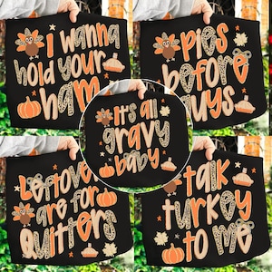 Peut inclure: Sacs fourre-tout noirs avec des phrases sur le thème de l'Action de grâce en lettrage orange et beige. Les motifs incluent "I wanna hold your ham", "Pies before guys", "It's all gravy baby", "Leftovers are for quitters" et "Talk turkey to me."
