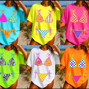 Peut inclure: Six t-shirts amples de couleurs vives, chacun avec un motif de bikini. Les chemises sont disponibles en bleu, jaune, rose, vert, blanc et orange. Les hauts et bas de bikini présentent différents motifs, tels que floral, léopard, rayures et carreaux.