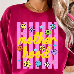 Striped Coquette Motherhood PNG, Smiley Face PNG, Neon Mama PNG, Dzień Matki PNG, Koszulka z kwiatowym wzorem dla mamy w stylu preppy, Modny wzór koszulki zdjęcie 6