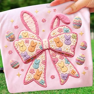 Puede incluir: Un diseño rosa con temática de Pascua con un gran lazo con orejas de conejo, decorado con flores, estrellas y motivos coloridos de conejos y huevos. El diseño está sobre un fondo rosa.