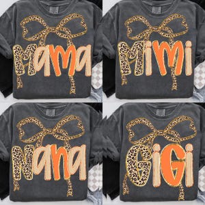 Puede incluir: Cuatro camisetas grises oscuras con las palabras "MAMA", "MIMI", "NANA" y "GIGI" en letras naranjas y beige. Cada camiseta presenta un lazo con estampado de leopardo encima del texto, creando un conjunto familiar coordinado.