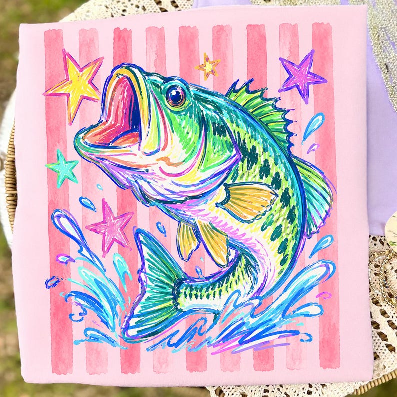 Op de afbeelding: Een kleurrijke illustratie van een largemouth bass die uit het water springt, met zijn mond open. De vis is groen, geel en blauw, met roze en paarse accenten. De achtergrond is roze met verticale rode strepen en kleurrijke sterren.