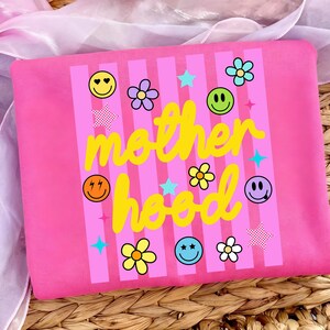 Striped Coquette Motherhood PNG, Smiley Face PNG, Neon Mama PNG, Dzień Matki PNG, Koszulka z kwiatowym wzorem dla mamy w stylu preppy, Modny wzór koszulki zdjęcie 11