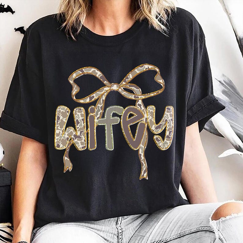 Jaktfru Camo Bow Png, jaktfruskjortadesign, sublimering av kamouflagebåge, digital nedladdning av sublimering för hjort- och andjakt bild 5