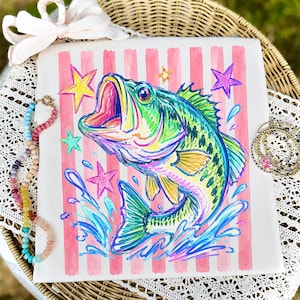 Op de afbeelding: Een kleurrijke afbeelding van een largemouth bass die uit het water springt, met een open mond, op een witte achtergrond met roze verticale strepen. De vis is groen, blauw, geel en roze, met steraccenten. De afbeelding staat op een wit canvas.