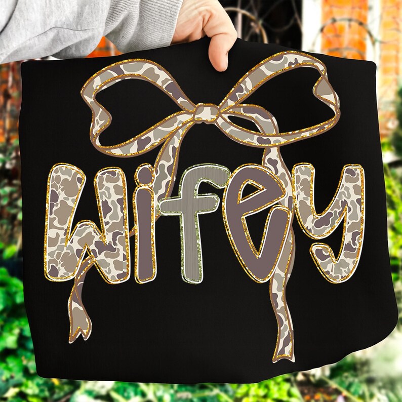Jaktfru Camo Bow Png, jaktfruskjortadesign, sublimering av kamouflagebåge, digital nedladdning av sublimering för hjort- och andjakt bild 4