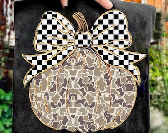 Paquete PNG de calabaza con camuflaje estilo occidental, lazo coquette desgastado con estampado otoñal de cuadros, diseño de calabaza con camuflaje PNG, temporada acogedora de camuflaje