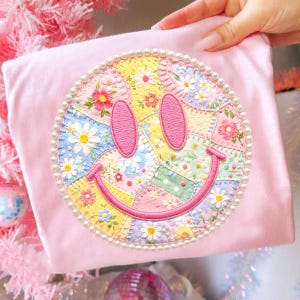 Bloemen smiley patchwork png, girly png, lente Pasen png, Cottage Core gingham patchwork png, zomer smiley patchwork png, smiley png