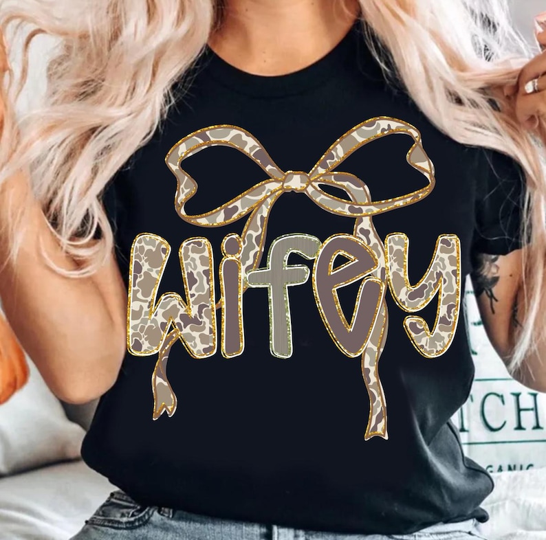 Jaktfru Camo Bow Png, jaktfruskjortadesign, sublimering av kamouflagebåge, digital nedladdning av sublimering för hjort- och andjakt bild 1