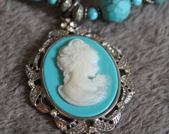 Collana vintage da donna con cammeo: turchese naturale e perla, color argento.