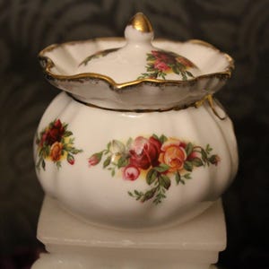 Vintage Royal Albert old country Roses Dorothy Box with Lid, English Bone China