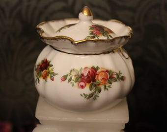 Vintage Royal Albert old country Roses Dorothy Box with Lid, English Bone China