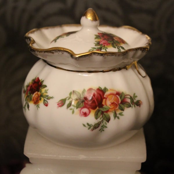 Vintage Royal Albert old country Roses Dorothy Box with Lid, English Bone China