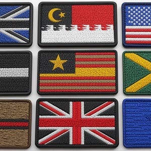 Könnte beinhalten: Eine Sammlung gestickter Flaggenaufnäher, darunter die amerikanische Flagge, der Union Jack und andere internationale Flaggen. Die Aufnäher sind rechteckig mit schwarzen Rändern und weisen detaillierte Stickereien in verschiedenen Farben auf.