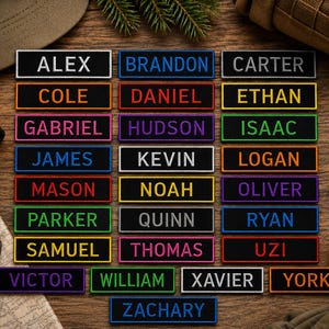 Puede incluir: Una colección de parches rectangulares bordados con varios nombres, incluyendo Alex, Brandon, Carter, Cole, Daniel, Ethan, Gabriel, Hudson, Isaac, James, Kevin, Logan, Mason, Noah, Oliver, Parker, Quinn, Ryan, Samuel, Thomas, Uzi, Victor, William, Xavier, York y Zachary.