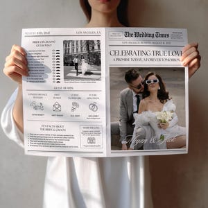 Op de afbeelding: Een huwelijksaankondiging in krantenstijl, getiteld "The Wedding Times", vastgehouden door een persoon. Het bevat foto's van het paar, huwelijksdetails en gastprijzen. De datum is 8 augustus 2027.