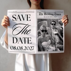 Op de afbeelding: Een zwart-wit huwelijksaankondiging in krantenstijl. De linkerkant toont "SAVE The DATE 08.08.2027". De rechterkant toont een foto van een stel en de kop "The Wedding Times".