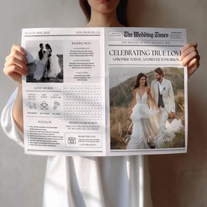 Op de afbeelding: Een huwelijksaankondiging in krantenstijl, vastgehouden door een persoon. De kop luidt "Celebrating True Love". De krant bevat foto's van het paar, een huwelijksmenu, gastprijzen, leuke weetjes en een woordzoeker. Gedateerd 8 augustus 2027.
