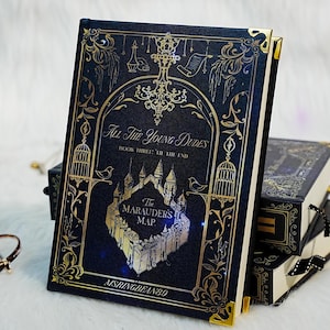 All The Young Dudes – Set de 3 libros de tapa dura negra con pósteres, bookmasks y elegante caja de coleccionista