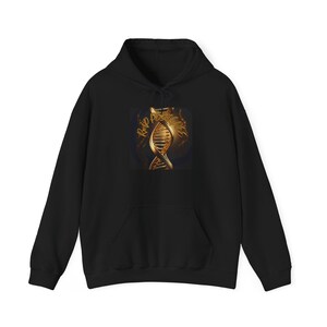 Pode incluir: Moletom preto com um design de hélice de DNA dourado. O design inclui as palavras "BAD POSSE" em escrita dourada. O moletom tem um bolso frontal e um capuz com cordão.