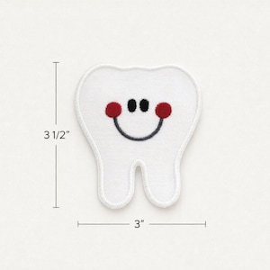 Peut inclure: Écusson de dent brodée blanche avec un visage souriant, mesurant 7,6 cm de large et 8,9 cm de haut. La dent a deux yeux noirs et des joues rouges. Un article sur le thème dentaire.