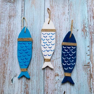 Nautische Holzfische Wanddekoration, 3er-Set blaue Holzfische, Strandhaus Wandkunst, Ocean Wohnkultur, Housewarming Geschenk, rustikale Fisch Verzierung