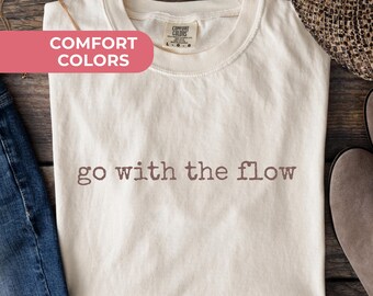 Camiseta Go With The Flow, Camiseta Cute Comfort Colors®, Regalo para la salud mental, Camiseta con estampado vintage, Ropa para una vida positiva, Regalo de camiseta retro