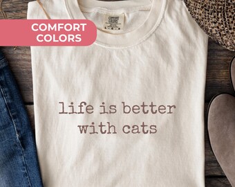 Camiseta Comfort Colors® del Club de Mamás de Gatos, Camiseta "La vida es mejor con gatos", Regalo para amantes de los gatos, Camiseta de gato adorable, Camiseta para dueños de gatos, Camiseta divertida para mamás de gatos