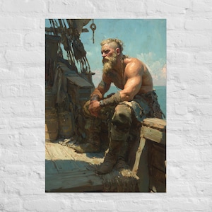 Puede incluir: Impresión de un hombre musculoso y barbudo en un barco. El hombre está sin camisa, con cubiertas de cuero para brazos y piernas, y está sentado en una cubierta de madera. El fondo muestra el mar y el cielo. El hombre tiene una apariencia desgastada.