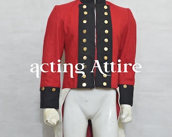 Könnte beinhalten: Eine rot-schwarze Militärjacke mit goldenen Knöpfen. Die Jacke hat einen hohen Kragen und einen langen Schwanz. Der Text "acting Attire" ist auf der Vorderseite der Jacke aufgedruckt.